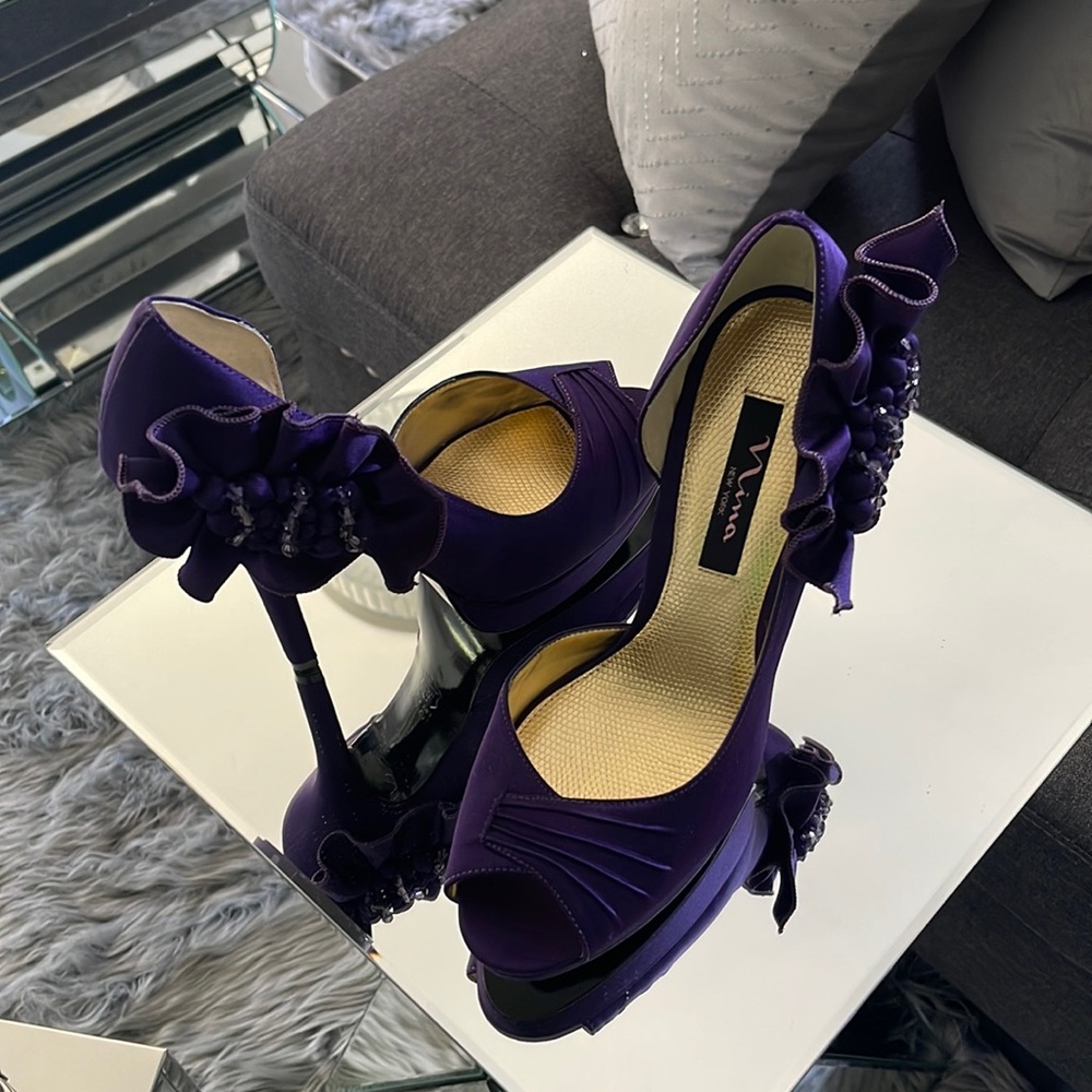 Beautiful deep purple 6inch, 91/2, formal heels by Nina.